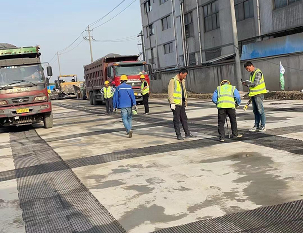 哈尔滨老材料的新故事：玻璃纤维土工格栅如何在‘白改黑’浪潮中重获新生？
